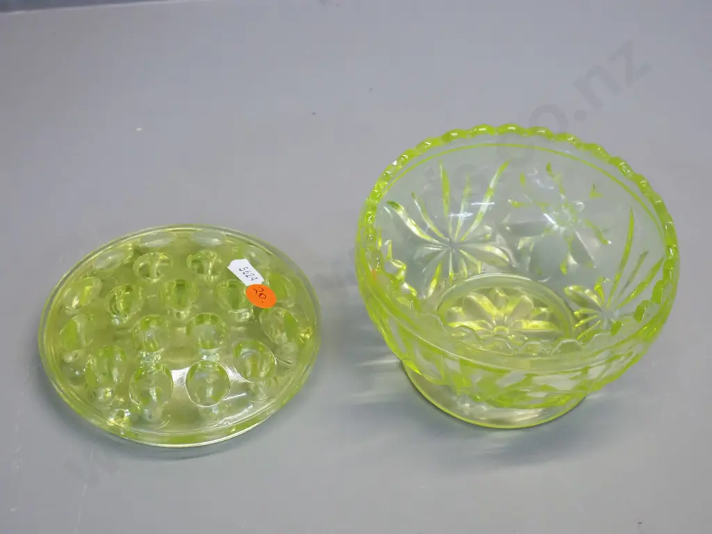 vintage green uranium glass rose bowl with frog H-100 D-140 Image 1++