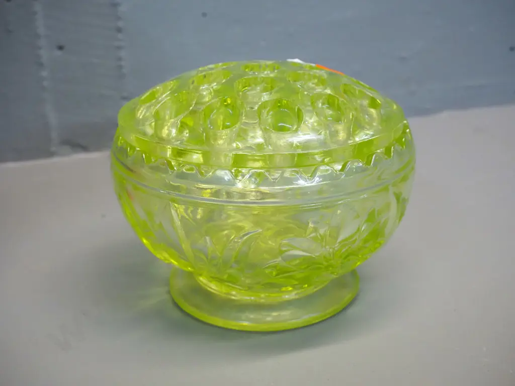vintage green uranium glass rose bowl with frog H-100 D-140 Image 1++