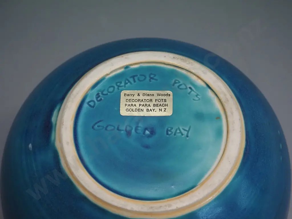 Barry & Diane Woods / Decorator Pots Golden Bay studio pottery vase H-180 D-180 Image 1++