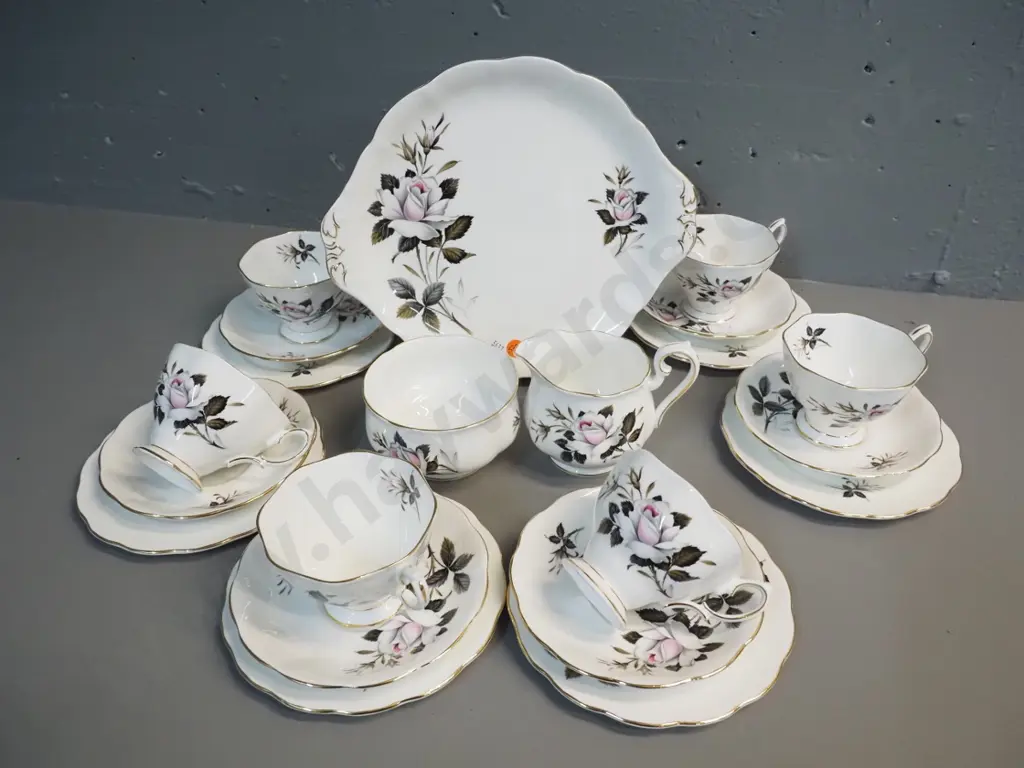 Royal Albert "Queen's Messenger" 21-piece tea set Image 1++