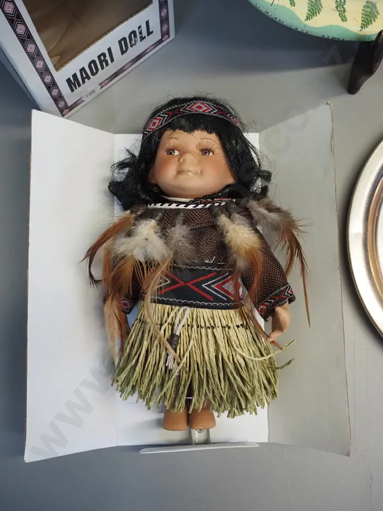 New Zealand souvenir ware - 2 trays and a Maori doll in original packaging. Scratches and wear to trays, larger is D390 Image 1++