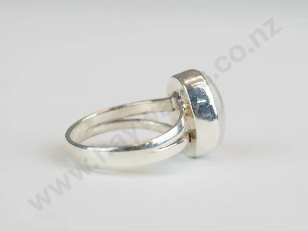 silver ring with white stone stamped 925 Image 1++