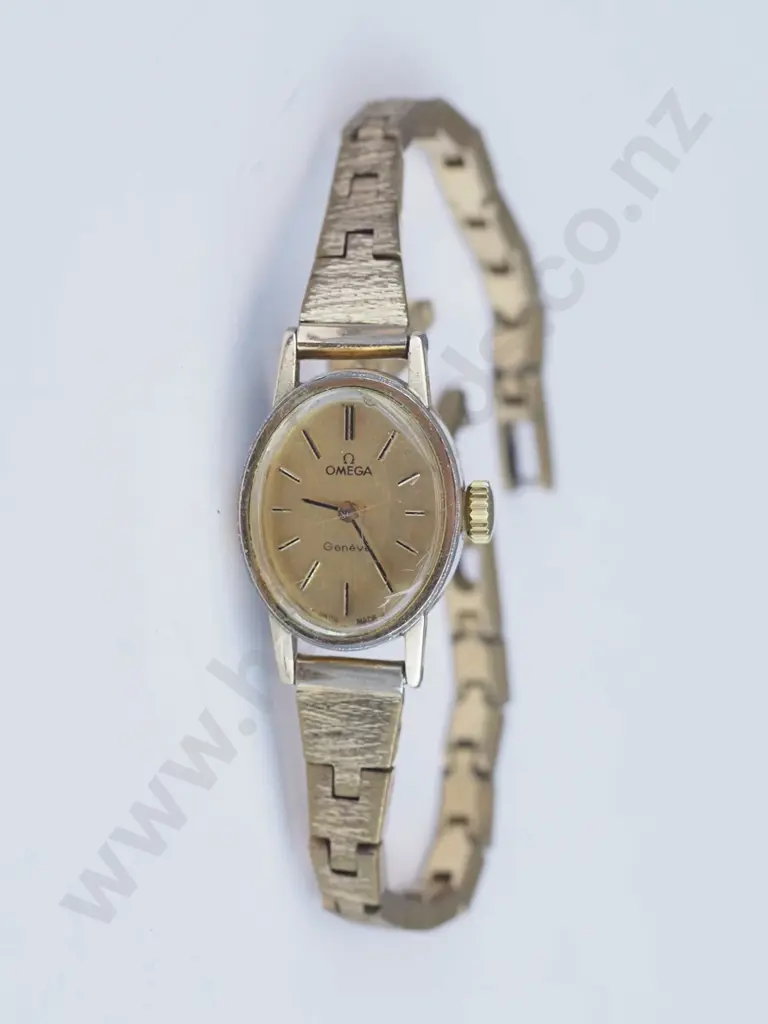 woman's Omega wristwatch Image 1++