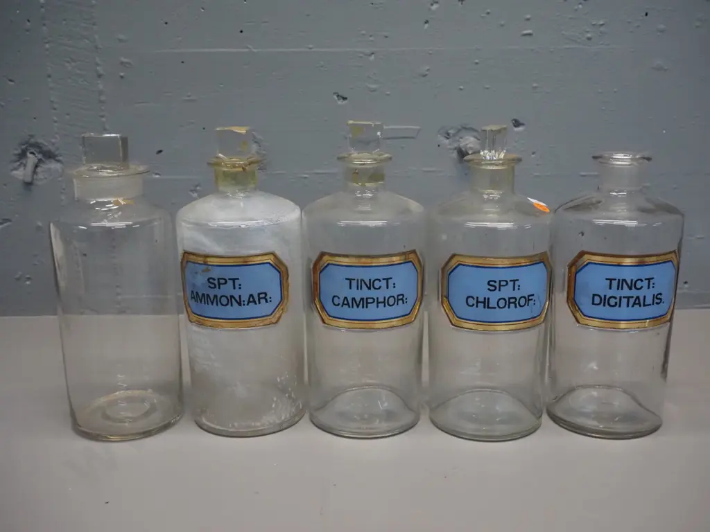 5 apothecary bottles with labels - 4 with labels, one has no stopper, some stoppers stuck - H-250 D-100 Image 1++