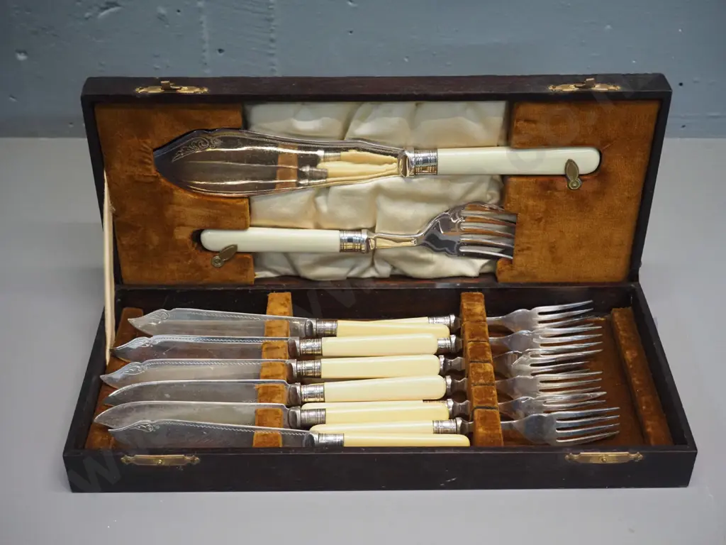 timber-cased bone handled EPNS fish set with servers Image 1++