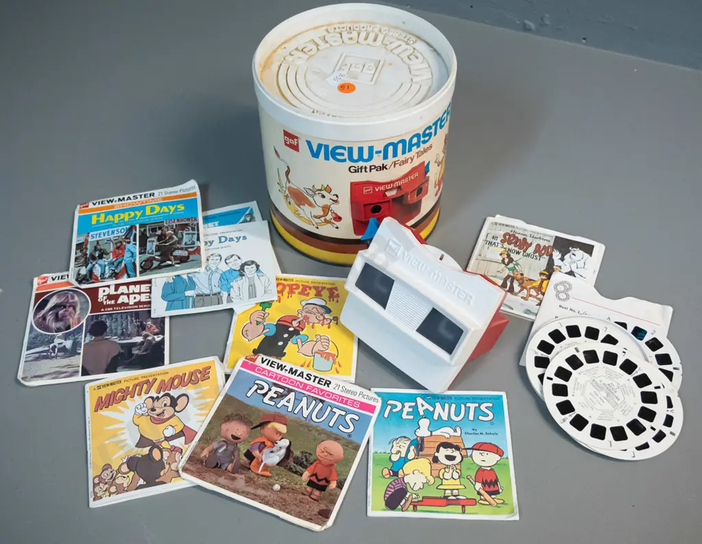 retro GAF Viewmaster with numerous discs and original box Image 1++
