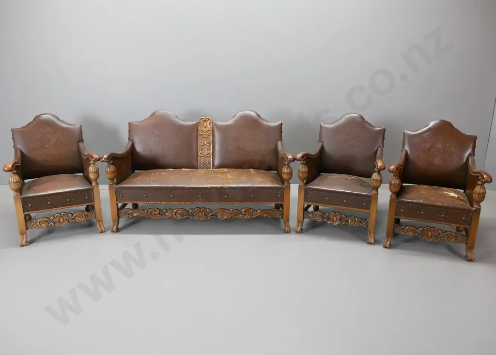 5-piece Spanish style suite in leather and oak, shaped leather backs having embossed armorial, Image 1++