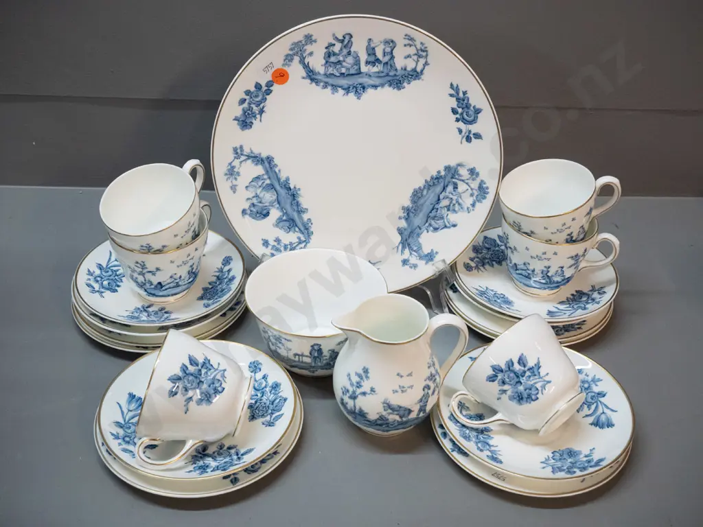 Wedgwood 'Louis' pattern 21-piece tea set - cake plate D-240 Image 1++