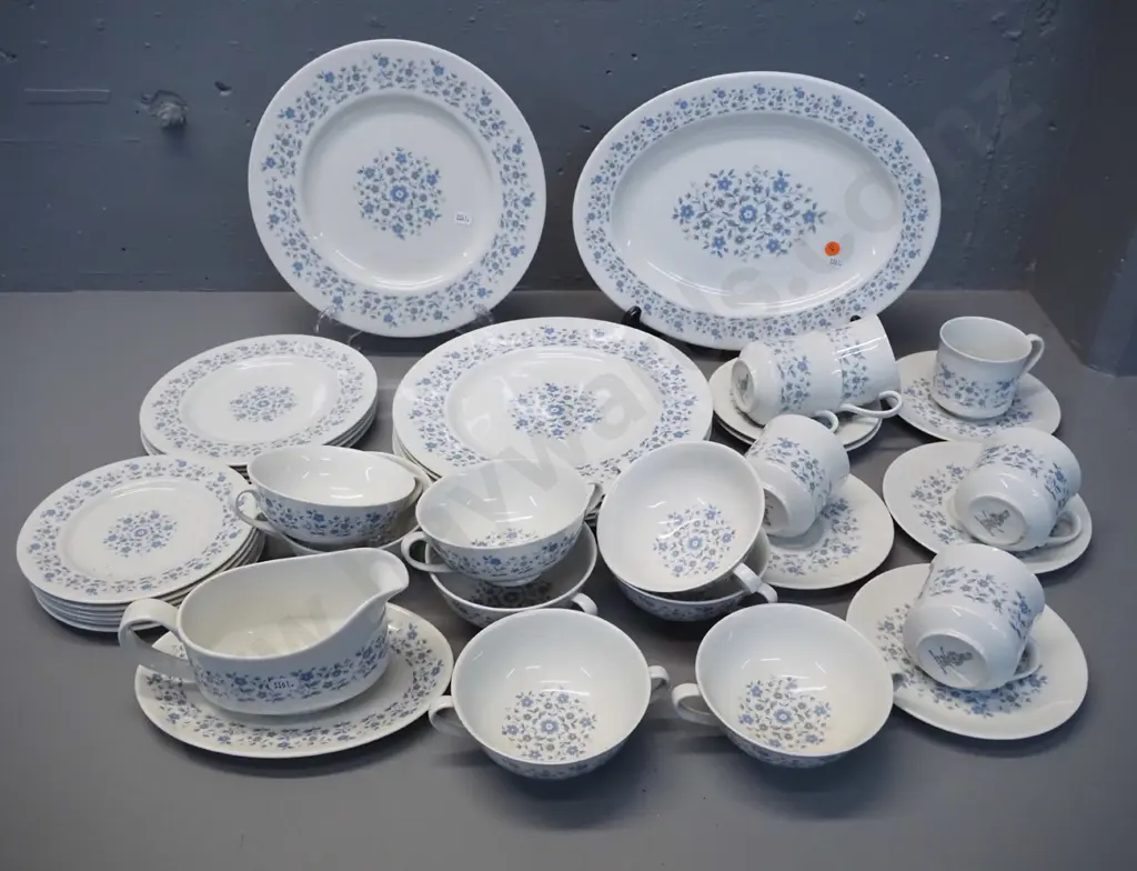 Royal Doulton 'Galaxy' dinner set with varying numbers - 6 dinners, 6 sides, 4 luncheon, 8 soups, 6 cups & saucers, Image 1++