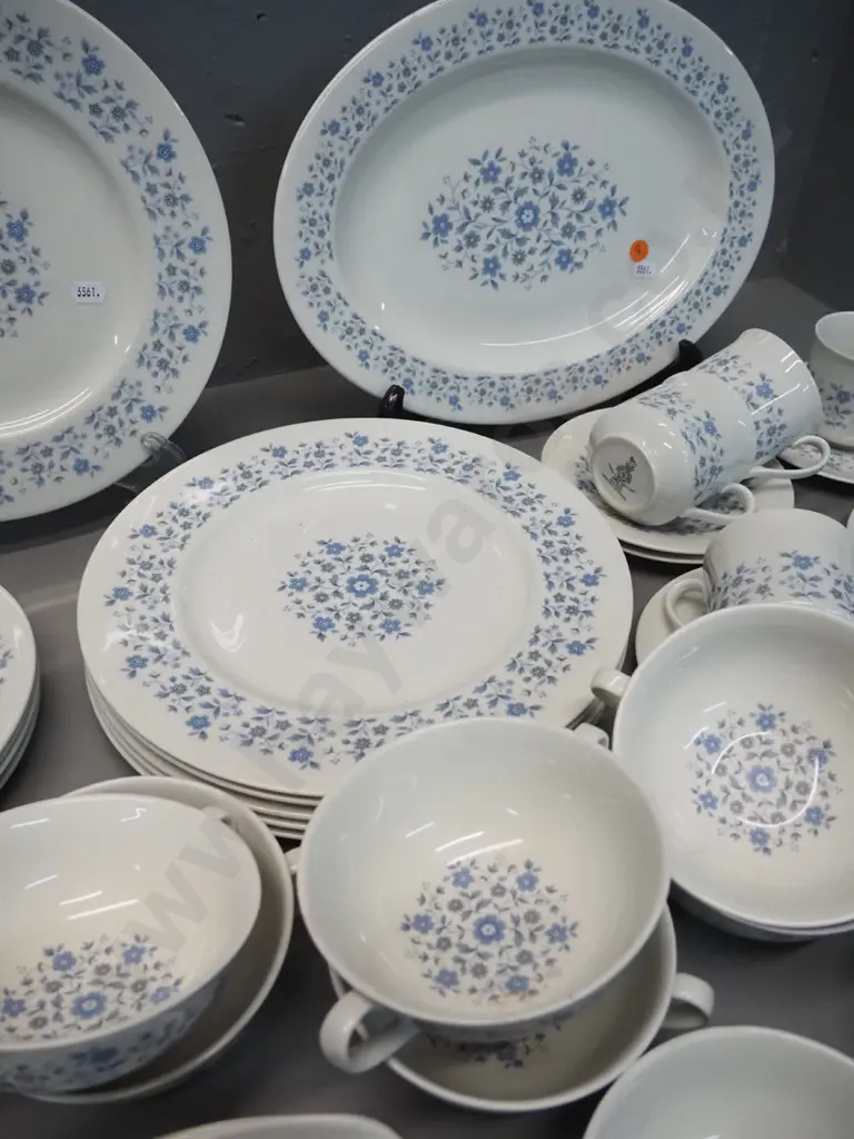 Royal Doulton 'Galaxy' dinner set with varying numbers - 6 dinners, 6 sides, 4 luncheon, 8 soups, 6 cups & saucers, Image 1++
