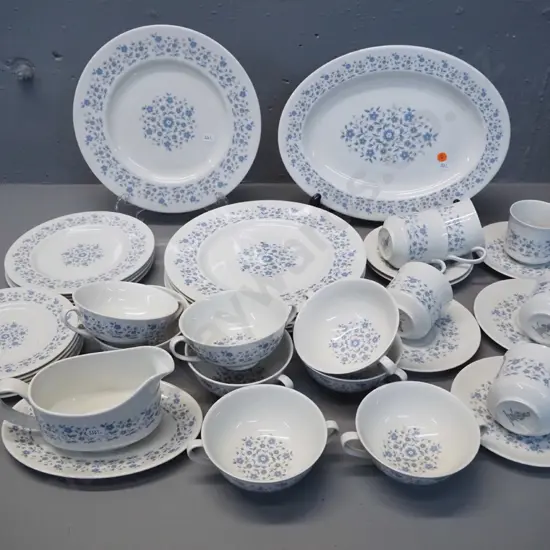 Royal Doulton 'Galaxy' dinner set with varying numbers - 6 dinners, 6 sides, 4 luncheon, 8 soups, 6 cups & saucers,