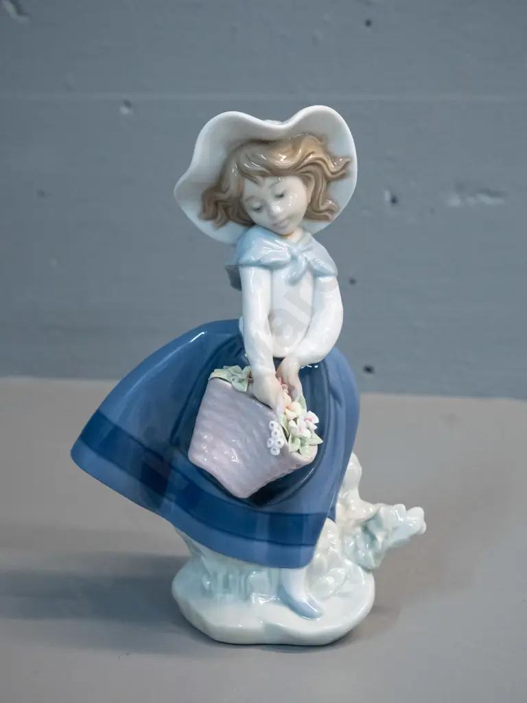 Lladro figure - girl with basket of flowers H-180 Image 1++