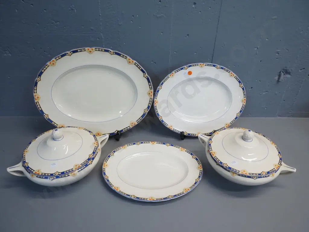 John Maddocks and Son Royal Ivory Ware serving items - 3 graduated ashetts & 2 lidded vegetable dishes - largest ashett Image 1++