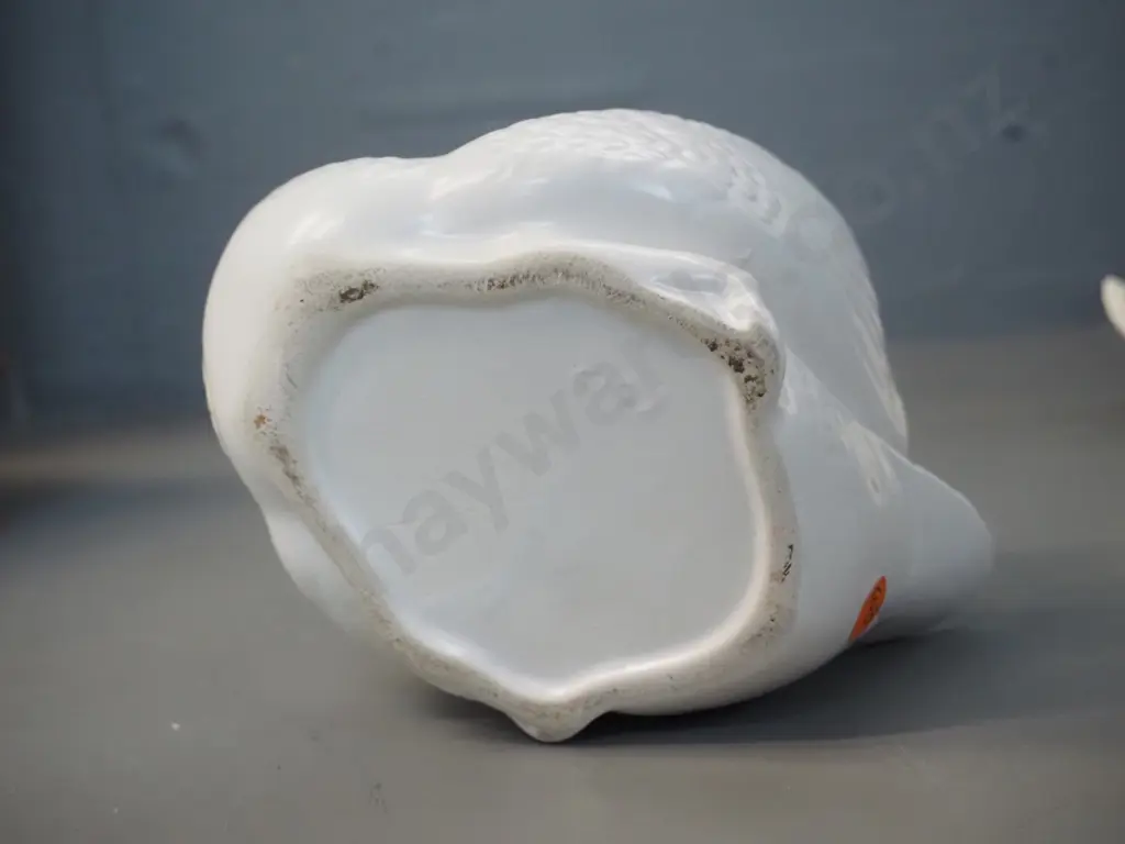 Crown Lynn? swan vase Marked only "2147" H-160 L-180 Image 1++