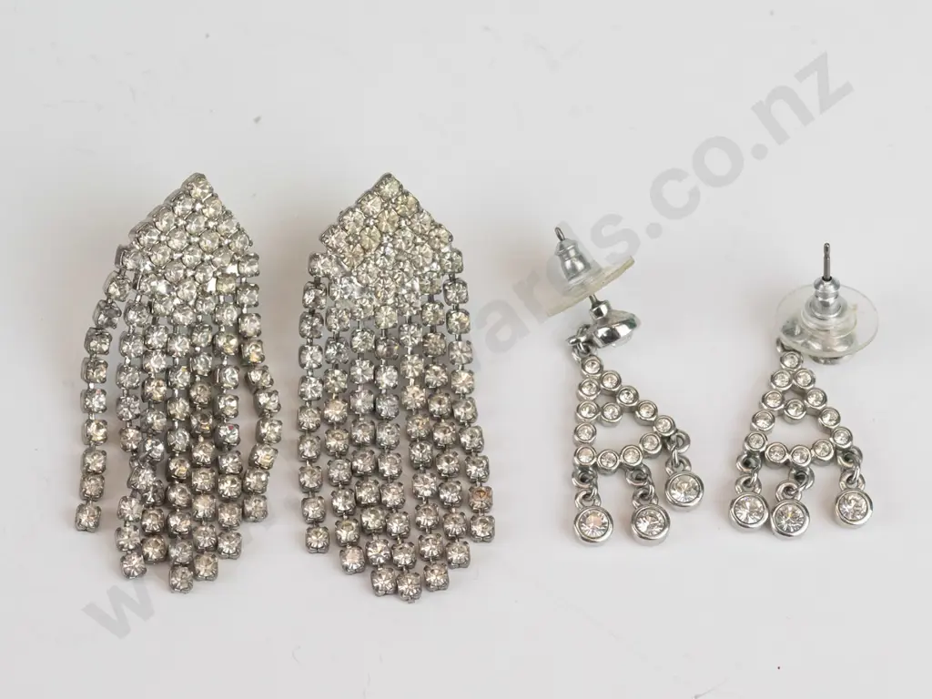 2 pairs costume earrings Image 1++