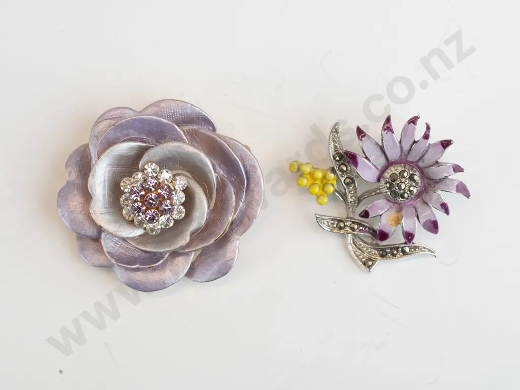 2 costume brooches Image 1++