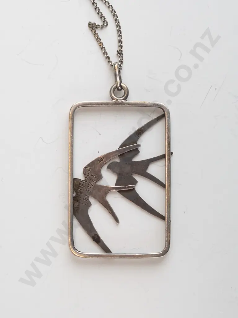 silver necklace with 2 doves stamped 900 Image 1++