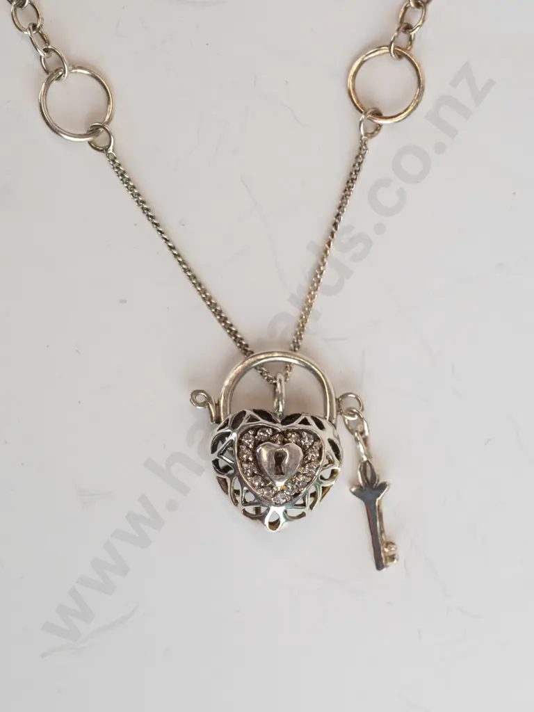 chain bracelet with heart clasp - no mark Image 1++