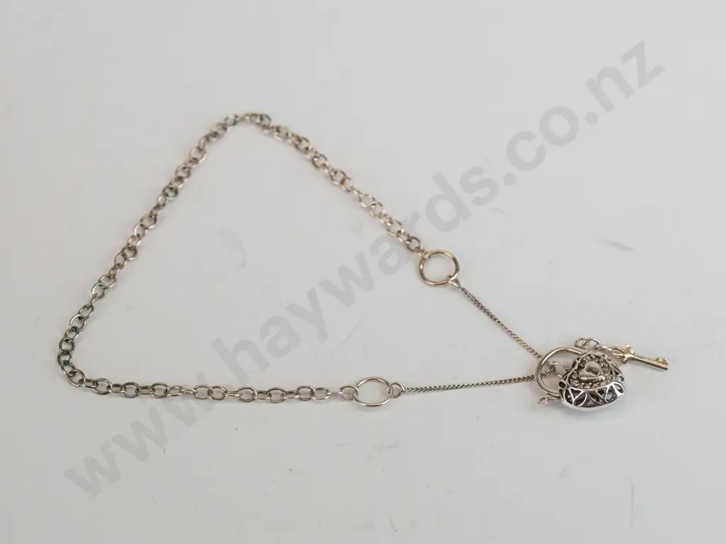 chain bracelet with heart clasp - no mark Image 1++