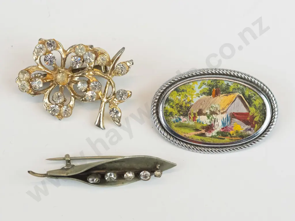 3 costume brooches Image 1++
