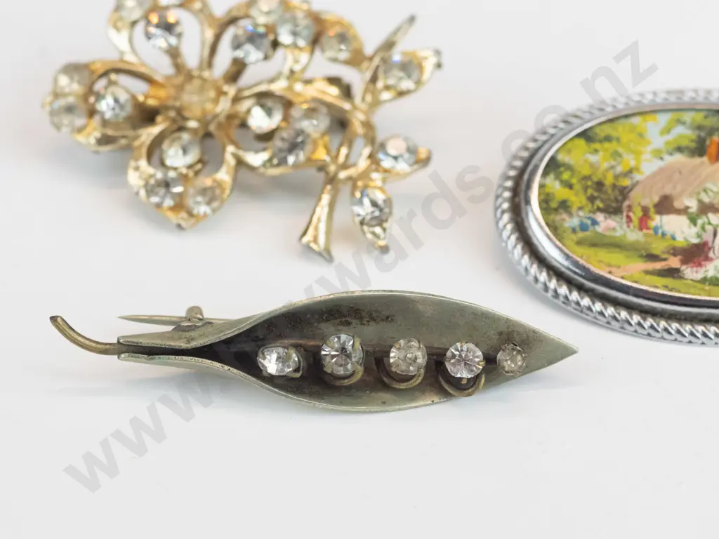 3 costume brooches Image 1++
