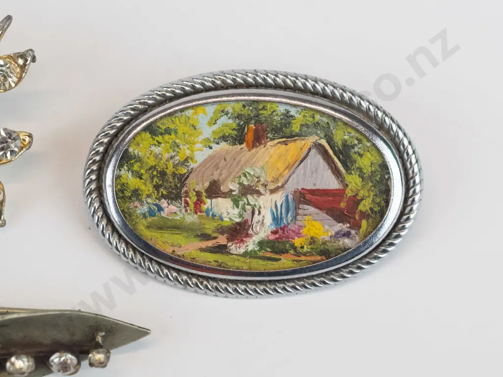 3 costume brooches Image 1++