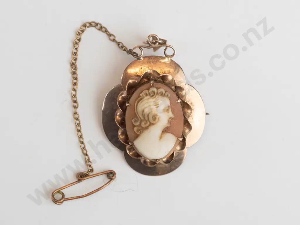 9ct gold 20x15 oval cameo brooch [6.2gms] Image 1++