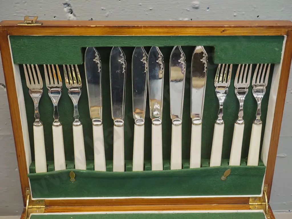 oak-cased set of cutlery with drawer - some bone handled, includes fish knife and fork set, servers, teaspoons, etc. Image 1++