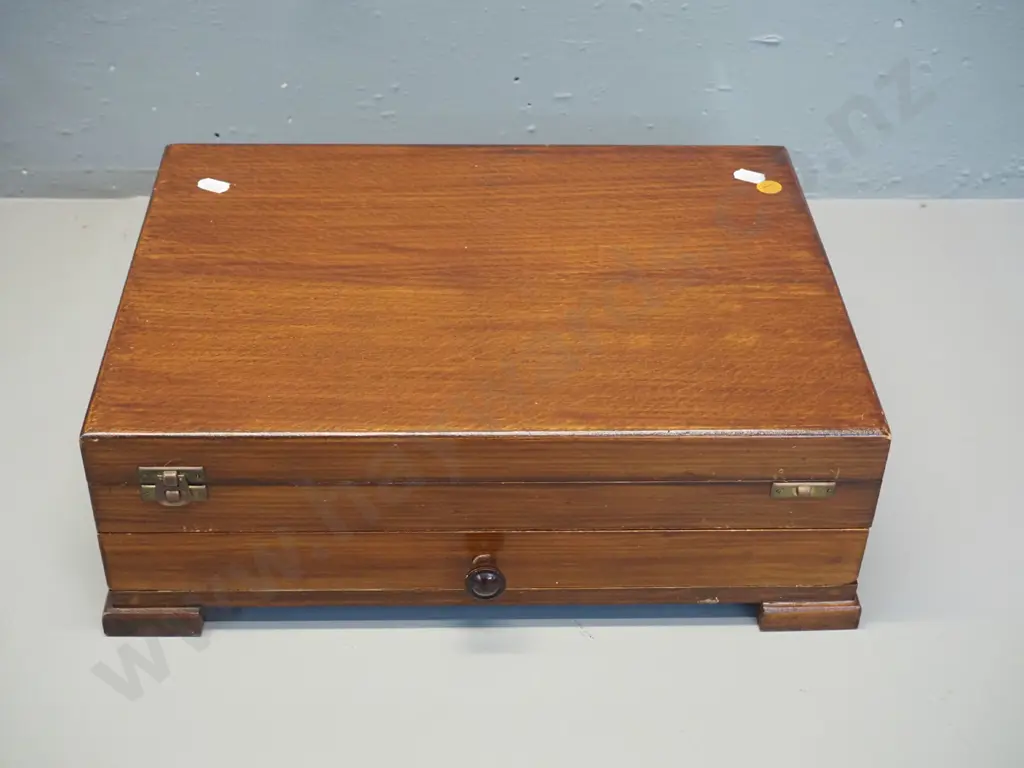oak-cased set of cutlery with drawer - some bone handled, includes fish knife and fork set, servers, teaspoons, etc. Image 1++