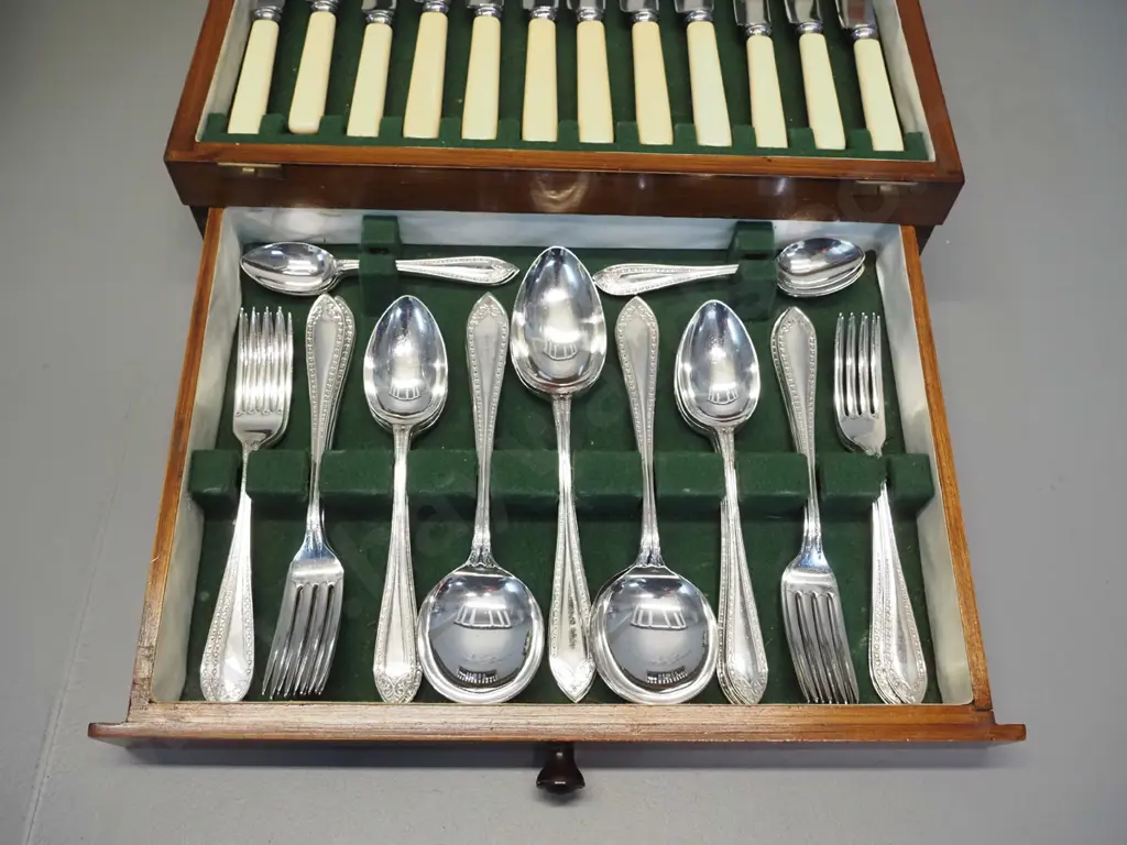 oak-cased set of cutlery with drawer - some bone handled, includes fish knife and fork set, servers, teaspoons, etc. Image 1++