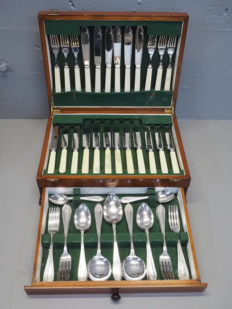 oak-cased set of cutlery with drawer - some bone handled, includes fish knife and fork set, servers, teaspoons, etc. Image 1++