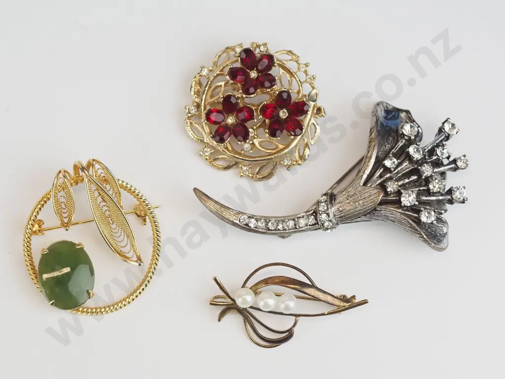 4 costume brooches Image 1++