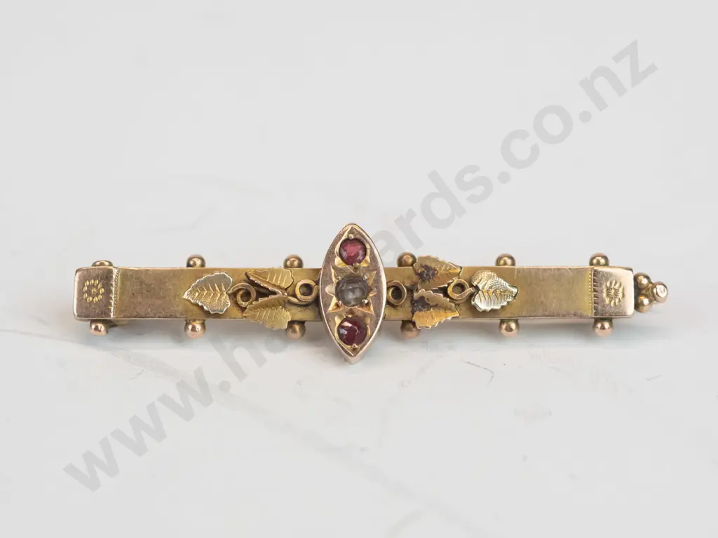 9ct bar brooch with red & white stone - 2.2gms Image 1++