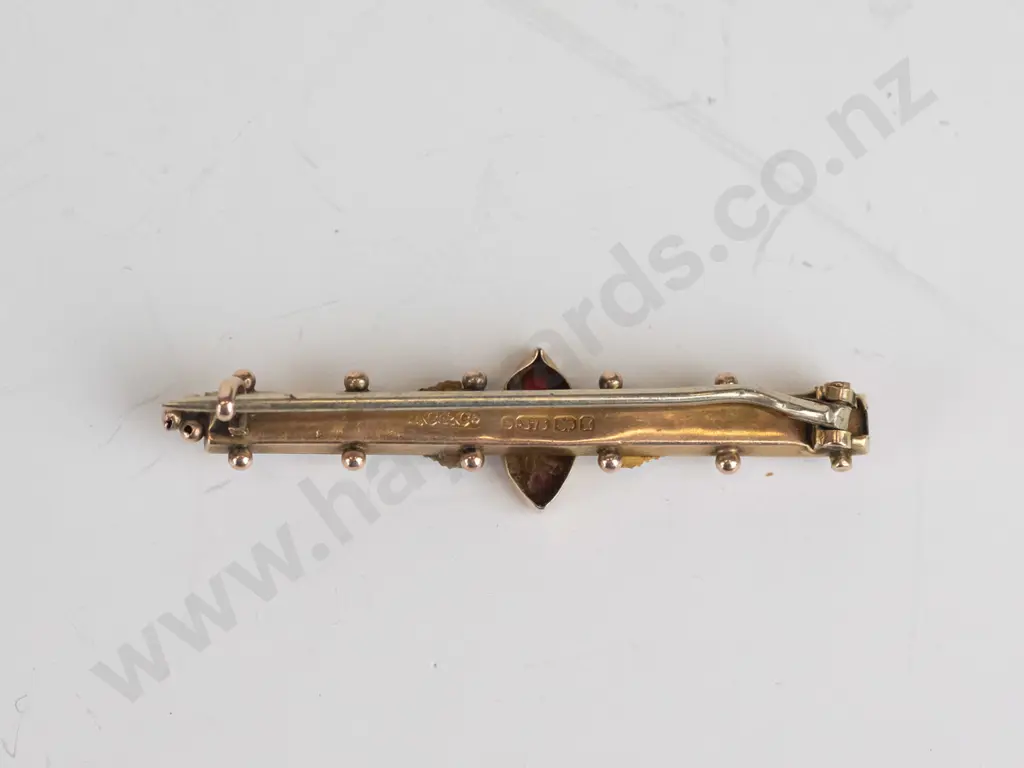 9ct bar brooch with red & white stone - 2.2gms Image 1++
