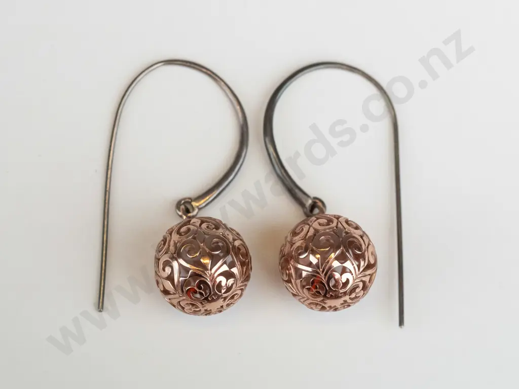pair of earrings stamped Pastiche 925 Image 1++