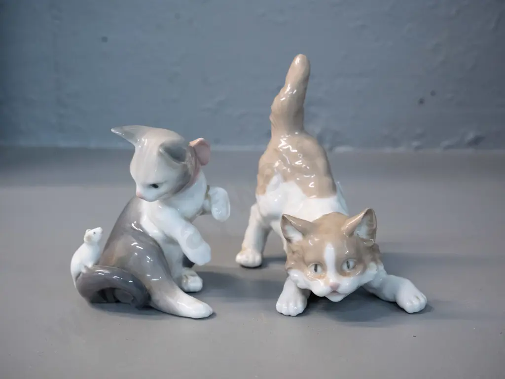 2 small Lladro cat figures - larger H-110m one with mouse H-100 Image 1++