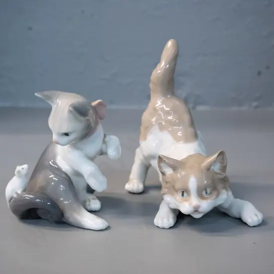 2 small Lladro cat figures - larger H-110m one with mouse H-100