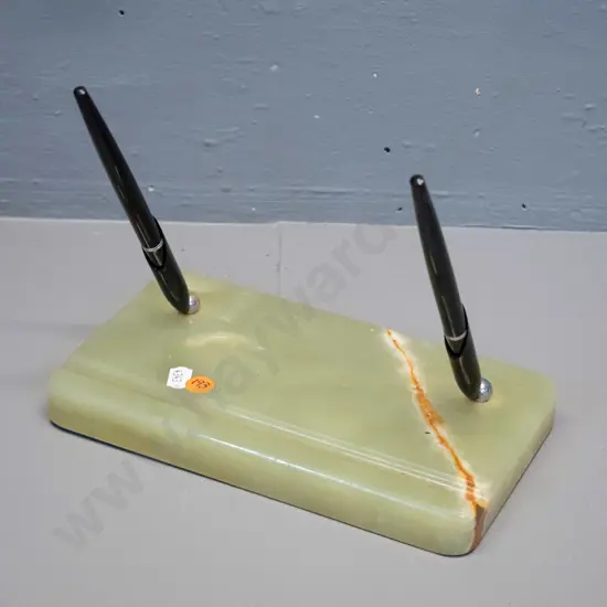 vintage Parker fountain pen desk set - 2 pens and green marble base. Base W-230 D-130