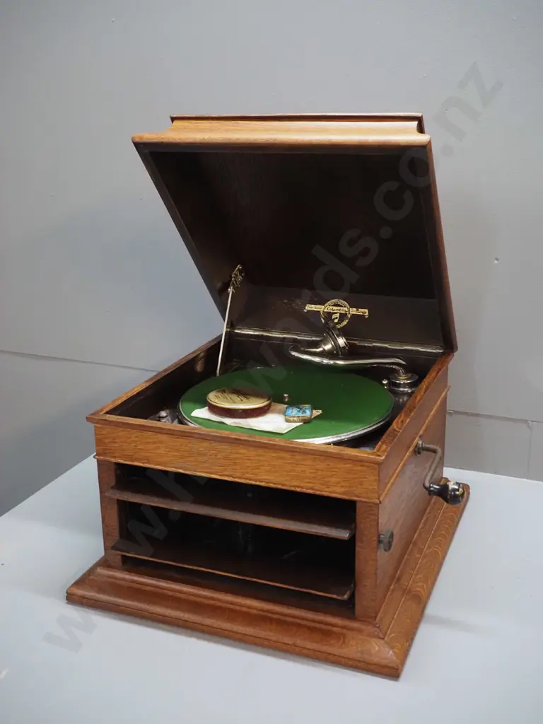 oak-cased Columbia wind-up gramophone Model 119. Needs work - quiet, speed varies, w/ tin of needles and record cleaner Image 1++