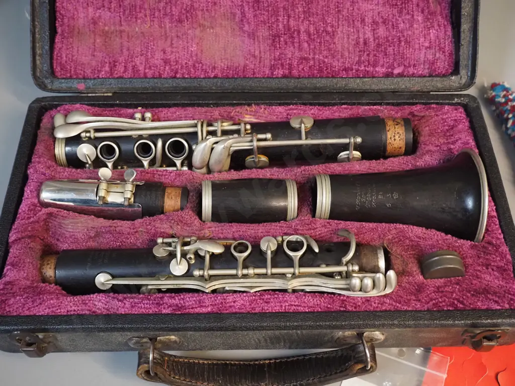 vintage clarinet in fitted case, with cleaner, spare pads, etc. - maker V. Honierts or Konierts? Image 1++