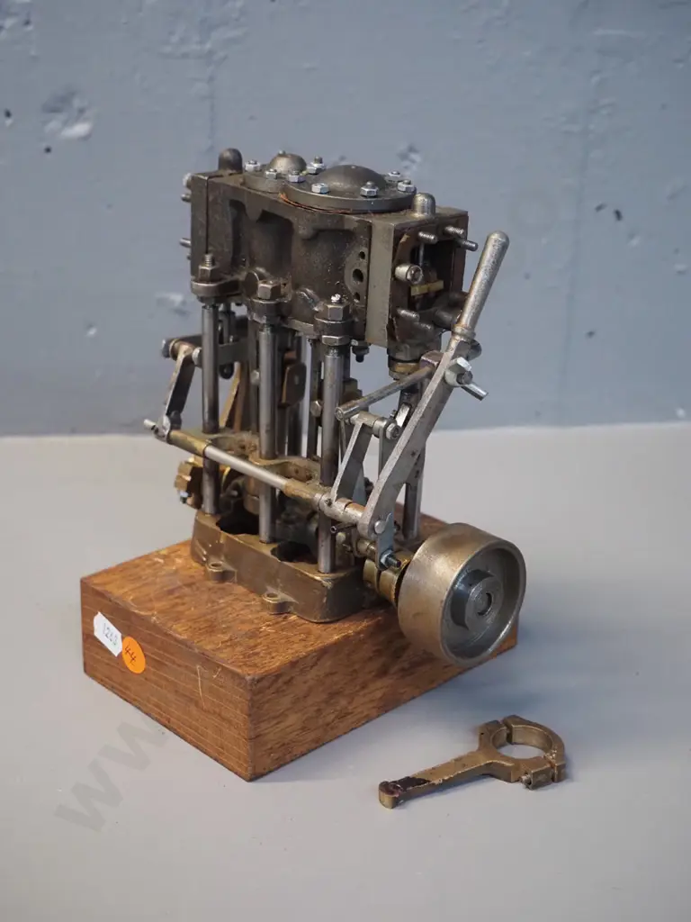 small metal working model piston engine, sitting loose on wooden mounting block, several loose parts - H200 on base Image 1++