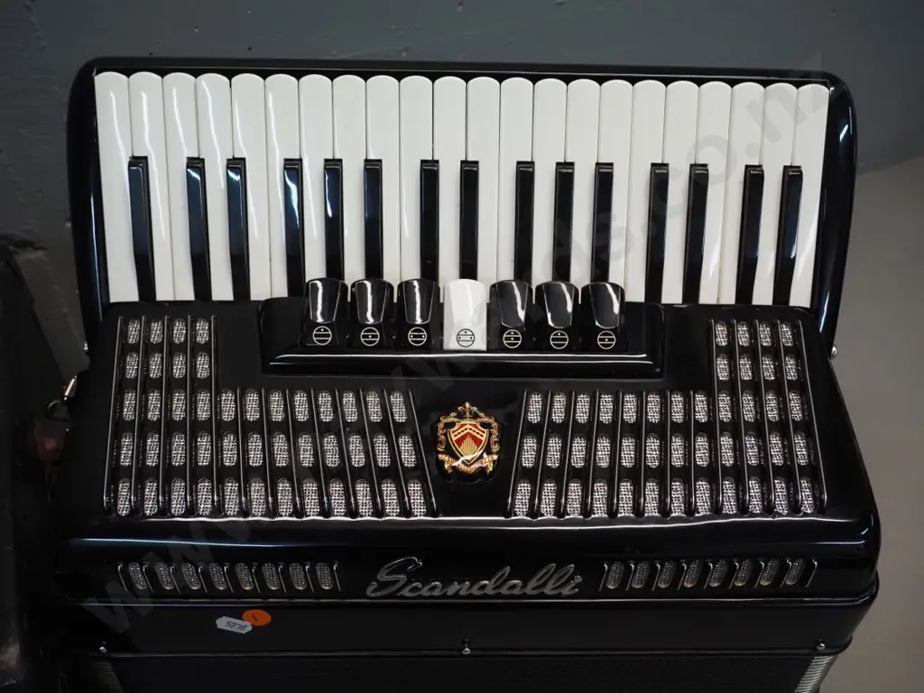 Scandalli piano accordion model 1051/19 - some corrosion to case latches, accordion in very good condition Image 1++