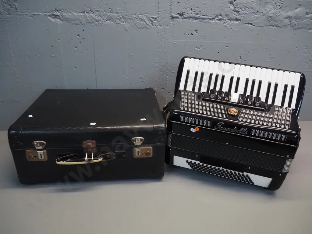 Scandalli piano accordion model 1051/19 - some corrosion to case latches, accordion in very good condition Image 1++