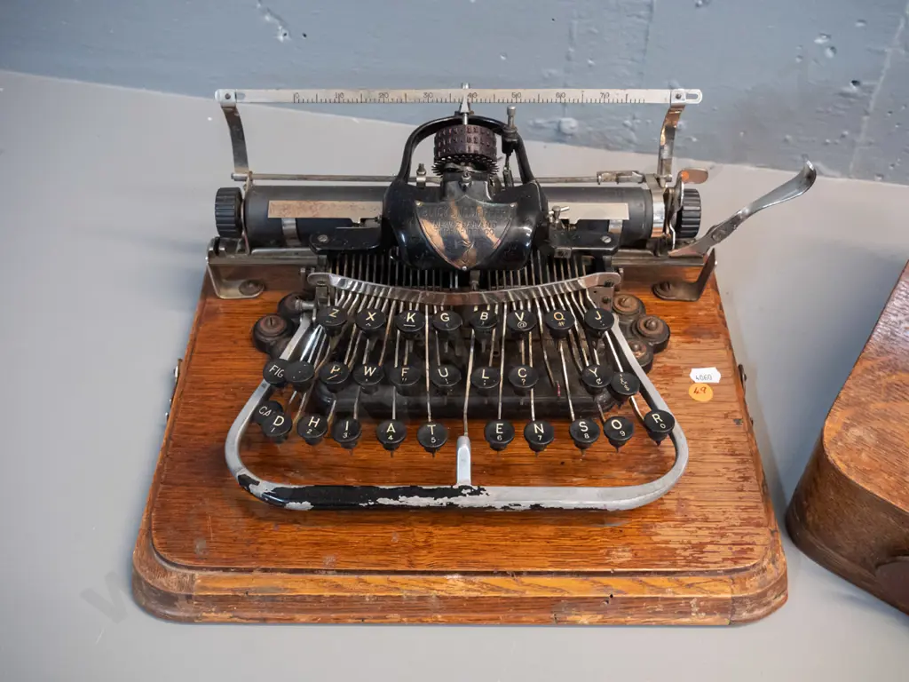 vintage oak-cased portable typewriter - Blickensderfer / New Sealand Typewriter Co. - general wear and tear Image 1++