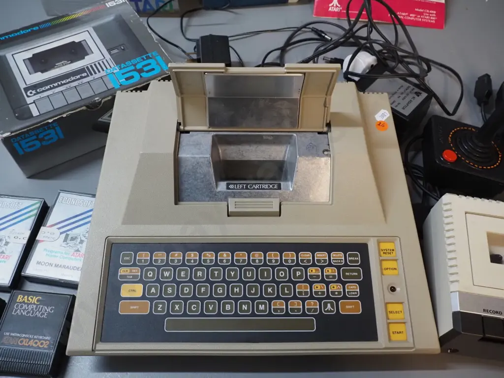 Atari 400 computer / game console with 2 joysticks, Atari 1010 data cassette, 2 tapes and 2 cartridges, Image 1++