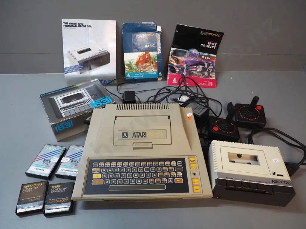 Atari 400 computer / game console with 2 joysticks, Atari 1010 data cassette, 2 tapes and 2 cartridges, Image 1++