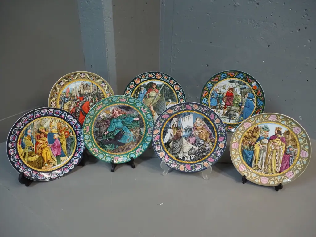set of 7 Wedgwood Legend of King Arthur collector's plates D-230 - with original boxes Image 1++