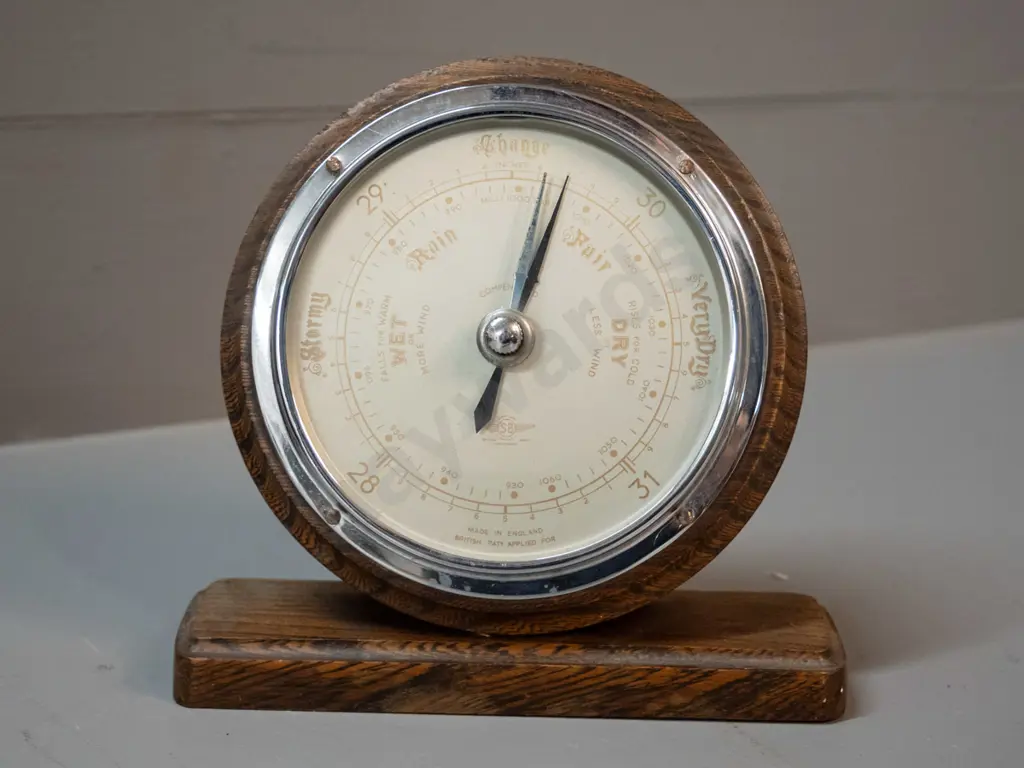 oak-cased desktop or mantel barometer - made in England H-160 W-150 Image 1++