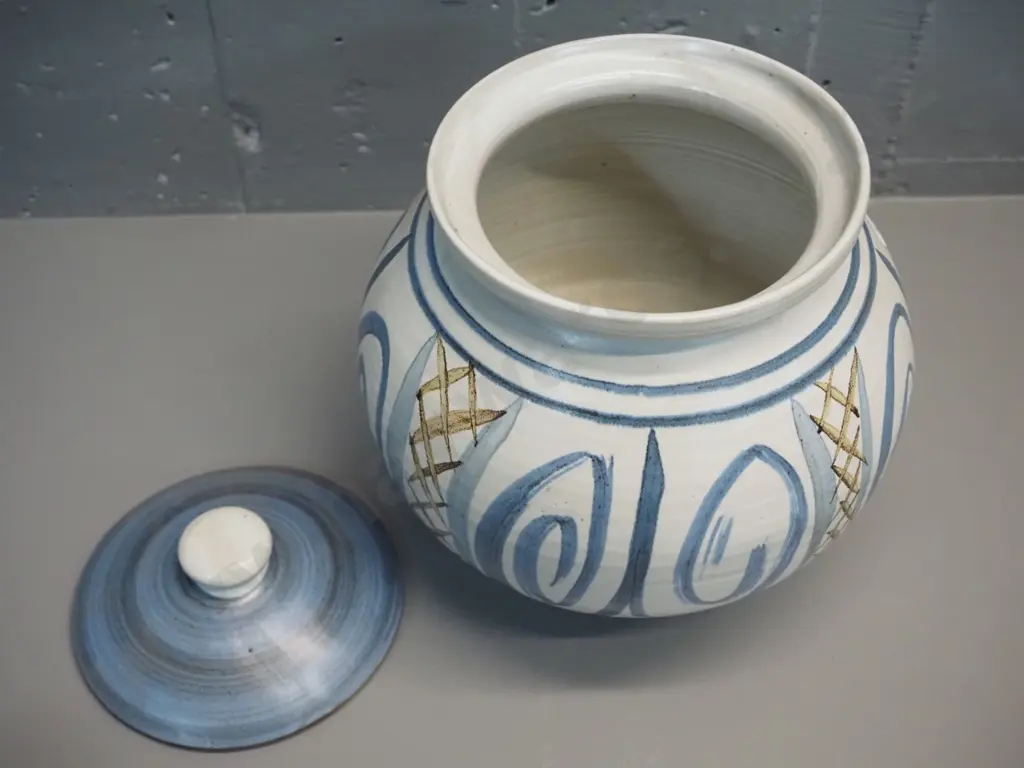 large Hanmer pottery lidded pot H-260 D-230 at widest Image 1++