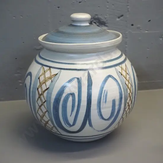 large Hanmer pottery lidded pot H-260 D-230 at widest